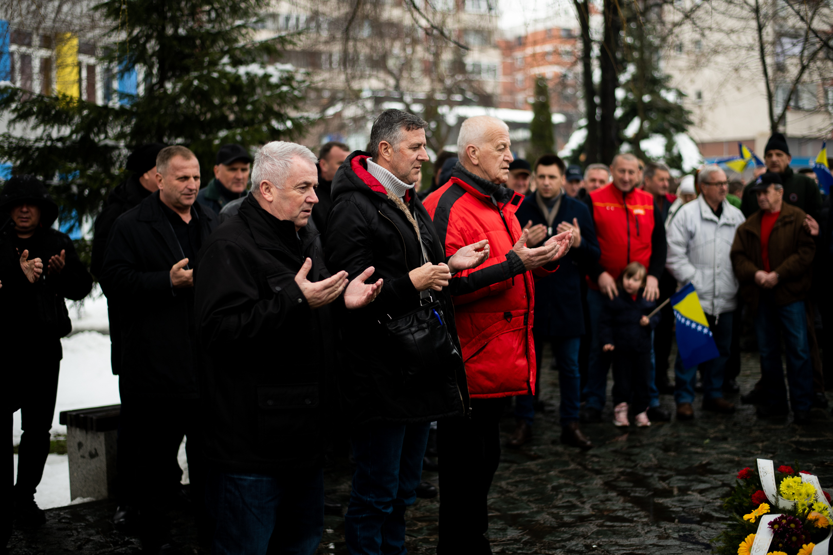 Upriličeno polaganje cvijeća na Centralnom spomen-obilježju u Ilijašu i defile gradom (FOTO)