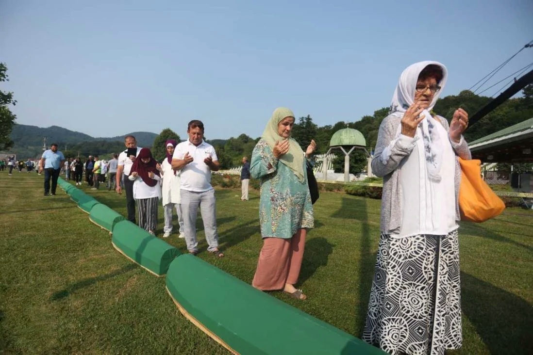 srebrenica-jutro-tabuti-potocari-majke-11jul23-dzkrsa-5-01