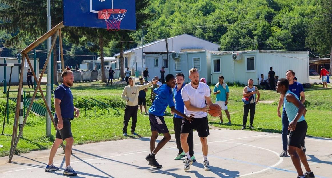 Košarkaš Džanan Musa posjetio prihvatne centre u Sarajevu, zaigrao je i košarku s migrantima