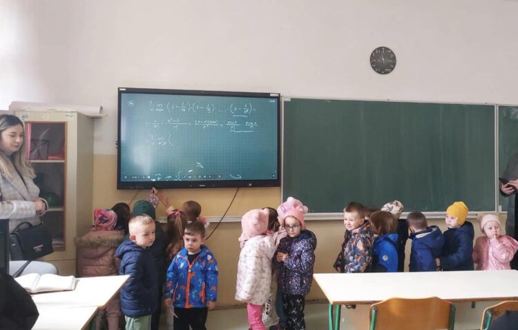 Vrtić “Ilijaš” i SŠC “Nedžad Ibrišimović” zajedno obilježili Dan ružičastih majica