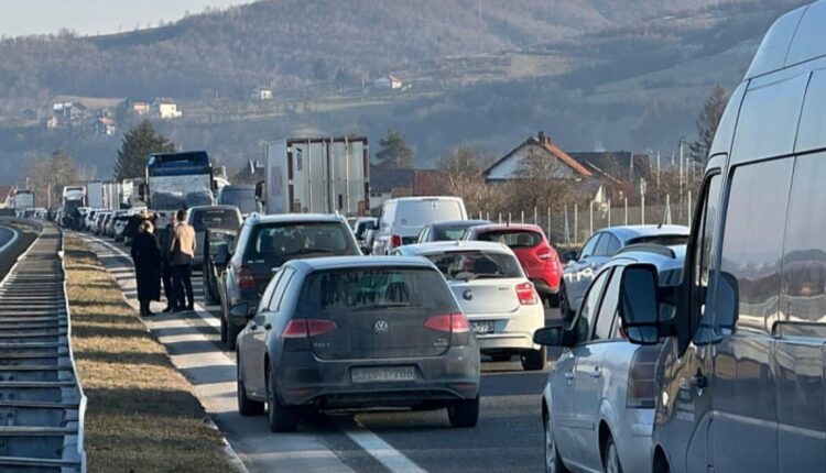 Kilometarske kolone na autoputu u Podlugovima zbog saobraćajne nesreće, dva vozača lakše povrijeđena (VIDEO)