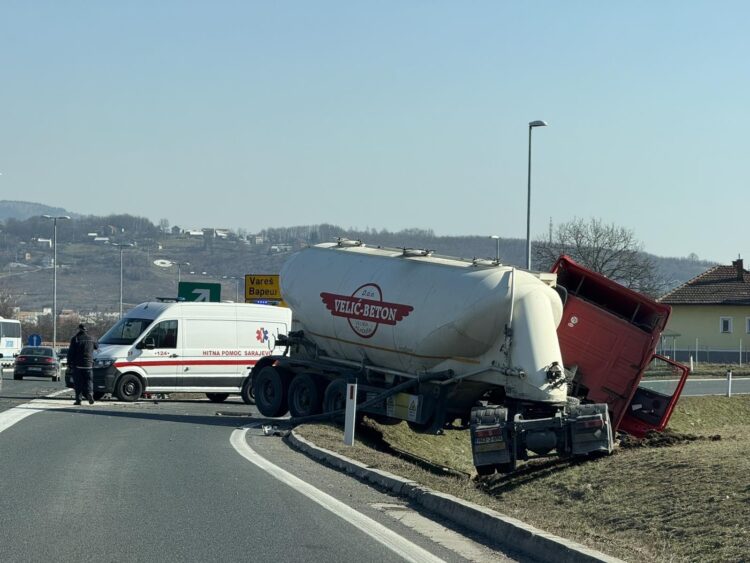 Nesreća na autoputu kod Ilijaša, izlaz Podlugovi zatvoren