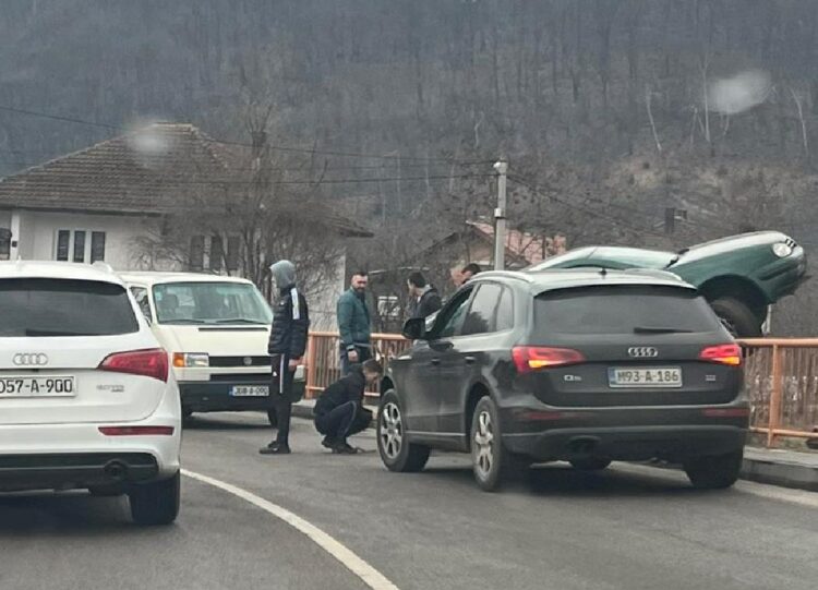 Saobraćajna nezgoda u Malešićima: Vozilo udarilo u ogradu mosta, izbjegnuta veća tragedija