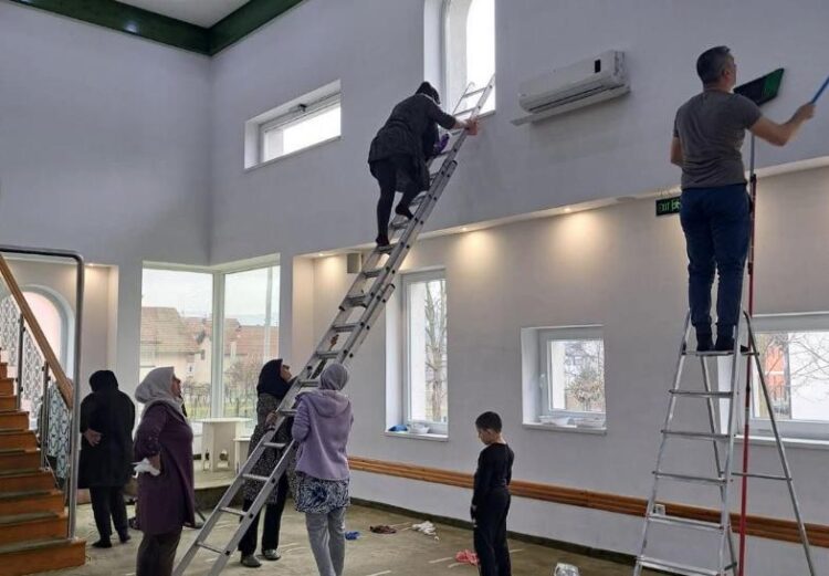 Stiže najdraži gost: Džematlije se okupile i obavile predramazansko čišćenje džamije u Podlugovima