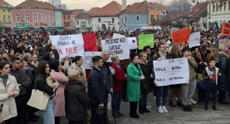 Studenti i učenici u TK najavili bojkot nastave zbog ukidanja saobraćajnih linija