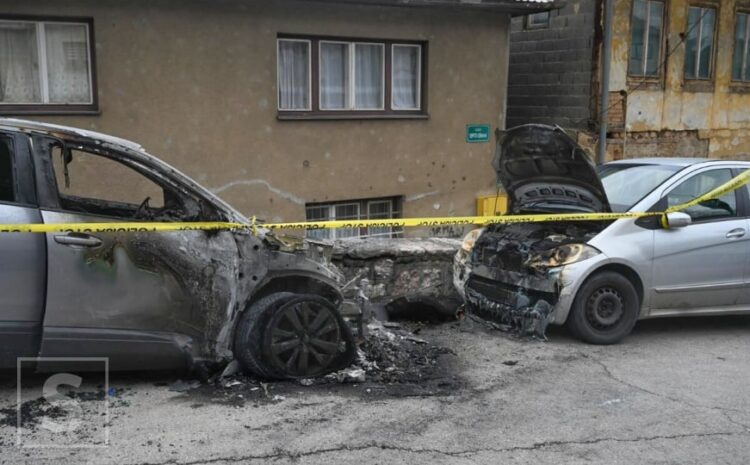 Pogledajte fotografije izgorjelih automobila na Vratniku: Policija vrši uviđaj