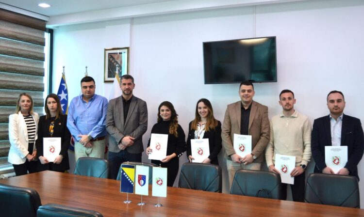 Potpisani ugovori o stipendiranju za osam ilijaških studenata doktorskog studija