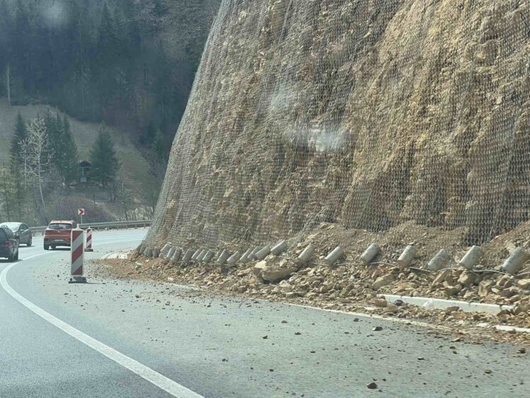 Vozači oprez: Povećana opasnost od odrona, smanjena vidljivost zbog magle