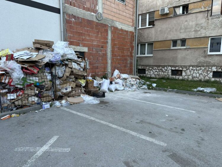Vreće sa građevinskim otpadom „krase“ centar Ilijaša, niko ih ne uklanja (FOTO)
