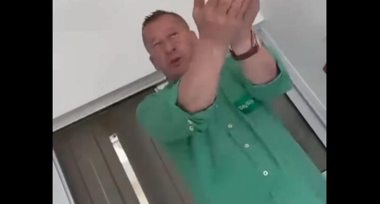 Incident u zgradi Općine Breza: Uposlenik vrijeđao građane i tjerao ih iz zgrade (VIDEO)