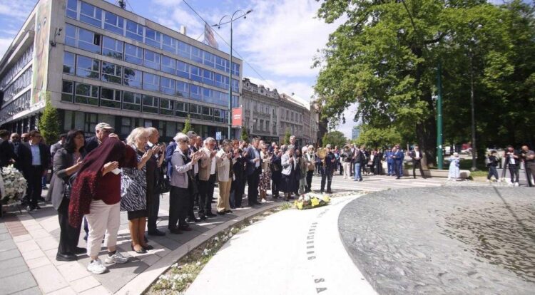 Tužno sjećanje na ubijeno 1.601 dijete u Sarajevu: Položeno cvijeće i odata počast na spomen obilježju