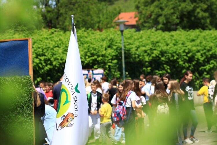 OŠ Stari Ilijaš: Održan bazar “Putujmo kroz znanje, rastimo kroz prijateljstva”