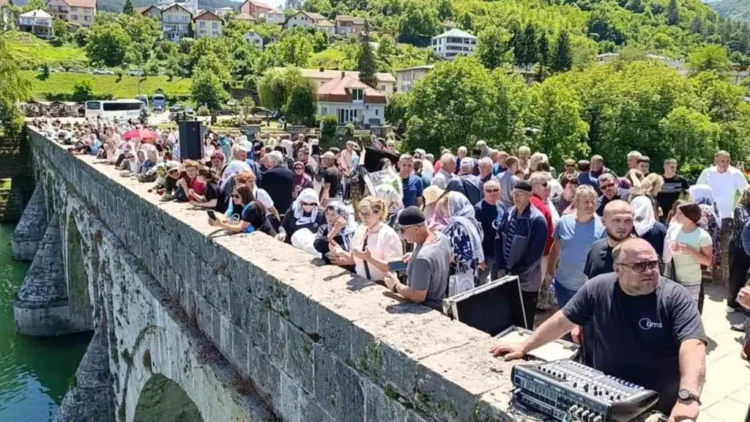 Obilježena 33. godišnjica stradanja Bošnjaka Višegrada: 3.000 ruža za 3.000 života