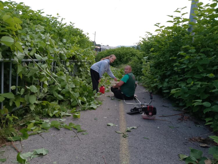 Ibiš Huseinović i njegova supruga volonterski pokosili i uredili zaraslu pješačku stazu prema školi u Starom Ilijašu (FOTO)