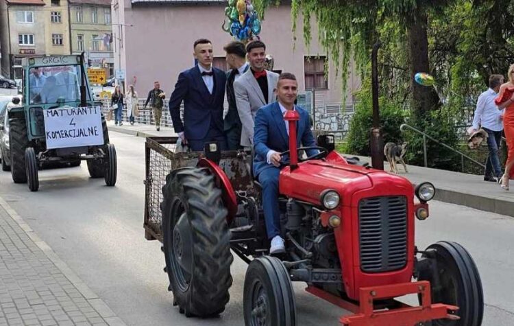Maturanti iz Kiseljaka na maturalno večer stigli traktorima