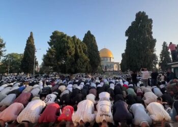 Hiljade Palestinaca jutros klanjalo bajram-namaz u džamiji Al-Aksa