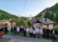 Bijela džamija u Srebrenici bila je mala da primi sve vjernike na bajram-namazu