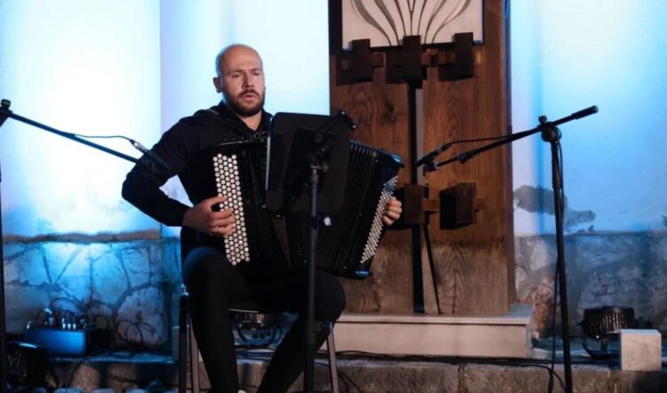 Ilijašanin Azmir Halilović održao solistički koncert na harmonici u prelijepom ambijentu Velike avlije Laure Papo Bohorete