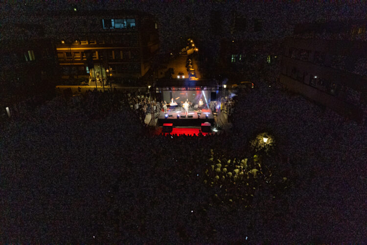 Spektakularan koncert: Amar Gile priredio spektakl za nekoliko hiljada posjetilaca u Ilijašu (FOTO)