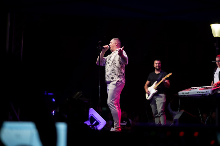 Spektakularan koncert: Amar Gile priredio spektakl za nekoliko hiljada posjetilaca u Ilijašu (FOTO)