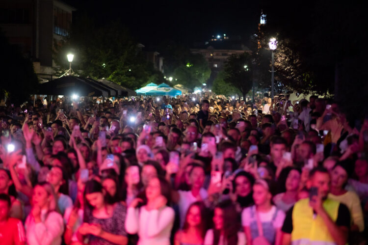Spektakularan koncert: Amar Gile priredio spektakl za nekoliko hiljada posjetilaca u Ilijašu (FOTO)