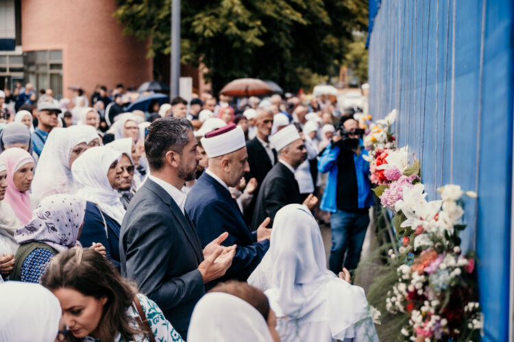 Ilijaš ispratio sedam žrtava genocida: “Nakon 30 godina, vraćaju se u svoju Srebrenicu” (FOTO)
