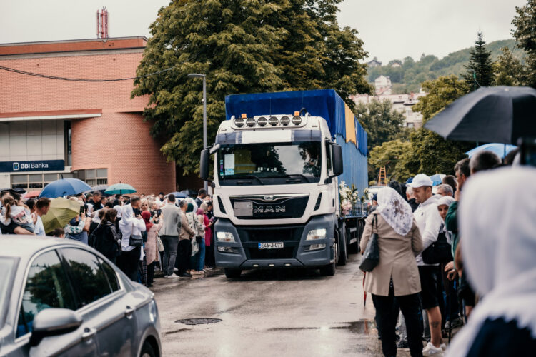 Ilijaš ispratio sedam žrtava genocida: “Nakon 30 godina, vraćaju se u svoju Srebrenicu” (FOTO)
