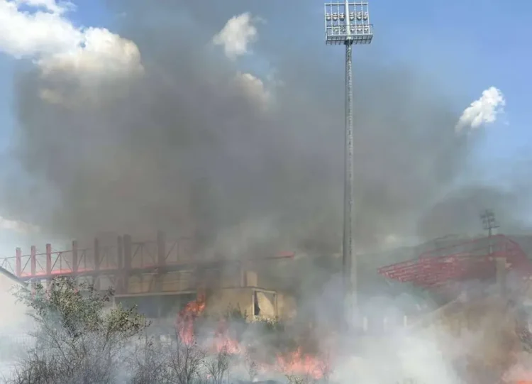 Veliki požar u blizini stadiona Veleža, vatrogasci na terenu