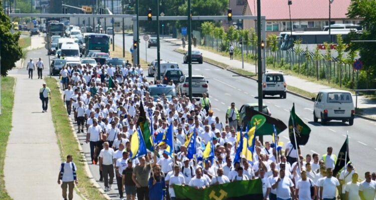 Više od 500 rudara stiglo pred Vladu FBiH, zahtjevi su redovne plate i penzionisanja