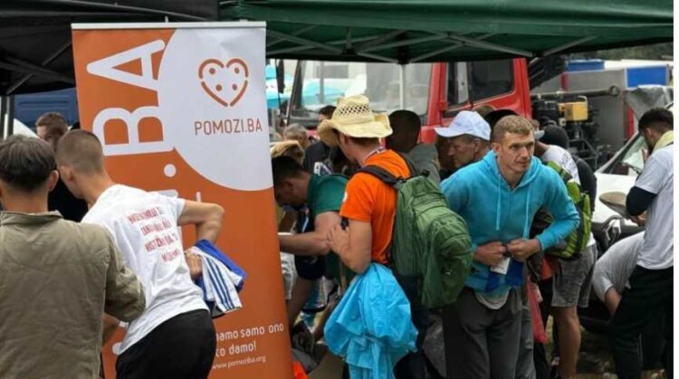 Pomozi.ba dijelilo suhu odjeću i kabanice za učesnike Marša mira