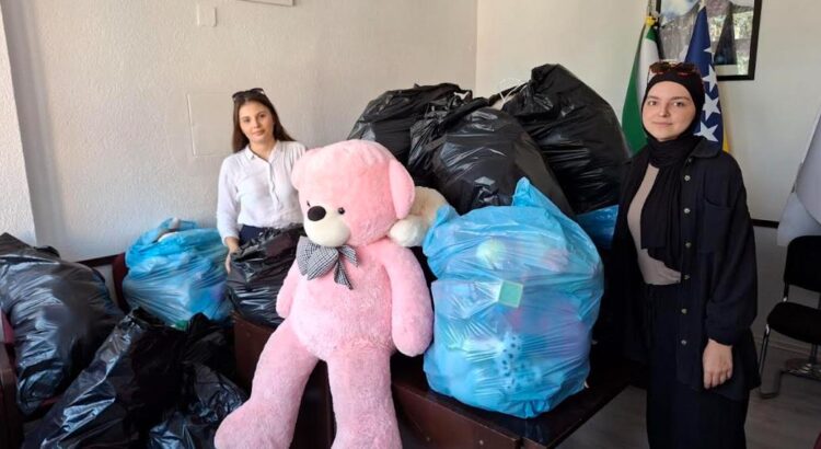 Sjećanje pretočeno u djelo – 826 prikupljenih igračaka donirano organizaciji Pomozi.ba