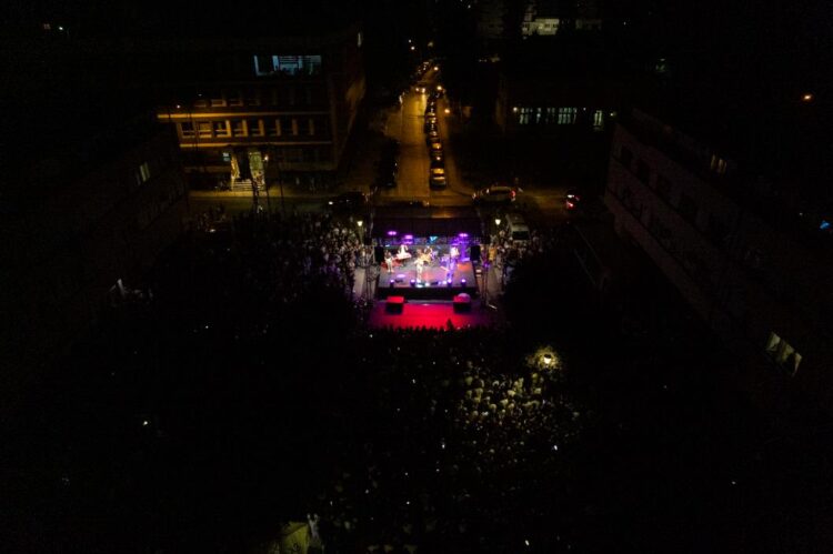 Spektakularan koncert: Amar Gile priredio spektakl za nekoliko hiljada posjetilaca u Ilijašu (FOTO)
