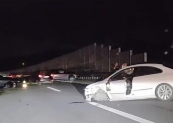 Težak sudar četiri automobila na autoputu u Podlugovima (FOTO)