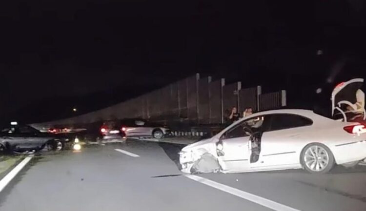 Težak sudar četiri automobila na autoputu u Podlugovima (FOTO)