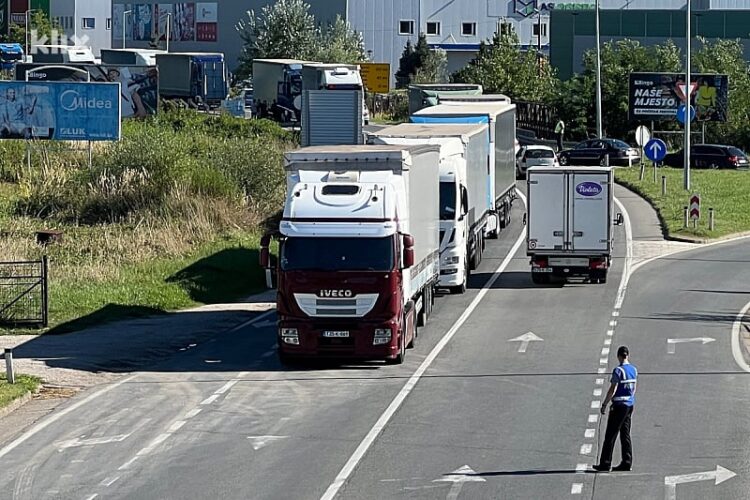 Parkirani kamioni i jutros na putevima širom BiH, putnici očekuju od policije da osigura nesmetan prolazak