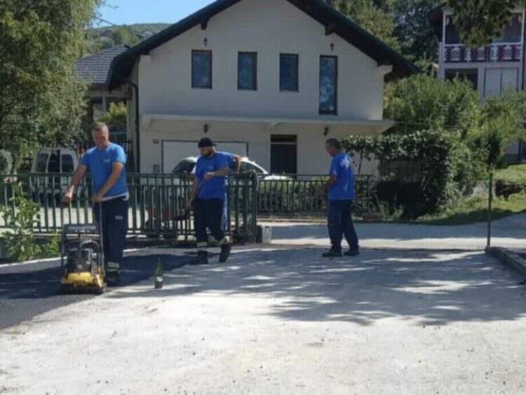 Humanost na djelu: Niskogradnja Durmić asfaltirala prostor ispred mekteba u Salkanovom Hanu
