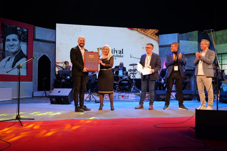 Azmir Halilović iz Ilijaša dobitnik Plakete “Safet Isović” za najbolju interpretaciju