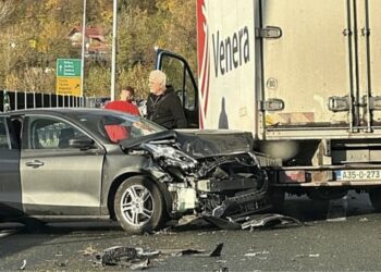 Teška saobraćajna nesreća kod Vogošće: Sudar dva vozila izazvao gužvu na autoputu