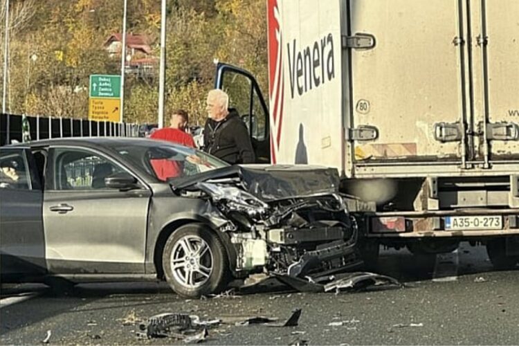 Teška saobraćajna nesreća kod Vogošće: Sudar dva vozila izazvao gužvu na autoputu