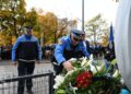 Sjećanje na ubijene kolege: Položeno cvijeće na spomenik sarajevskim policajcima Adisu i Davoru