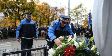 Sjećanje na ubijene kolege: Položeno cvijeće na spomenik sarajevskim policajcima Adisu i Davoru