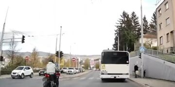 Opasna vožnja na ulicama Sarajeva: Pokušao dići motocikl na zadnji točak pa završio na asfaltu