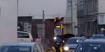 Ne rade tramvaji prema Baščaršiji: Automobil se pokvario na šinama, nastala gužva