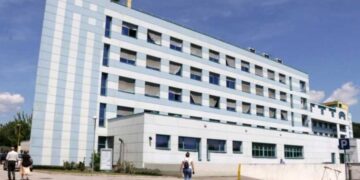 Još jedna tragedija u BiH: Preminuo pacijent koji je pao sa zgrade UKC Tuzla
