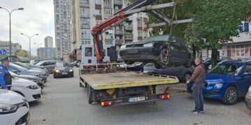 U Sarajevu počela akcija uklanjanja neregistrovanih i havarisanih vozila s javnih površina