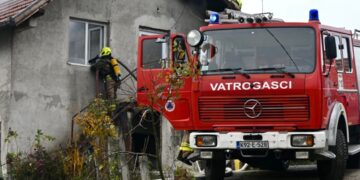 Požar u Semizovcu: Gori porodična kuća, vatrogasci na terenu
