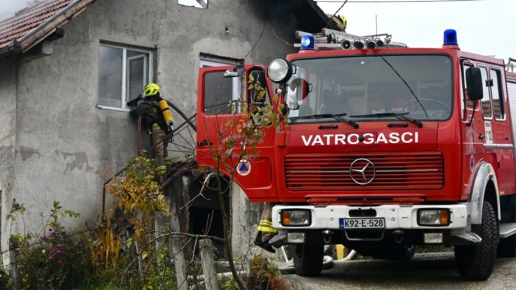Požar u Semizovcu: Gori porodična kuća, vatrogasci na terenu