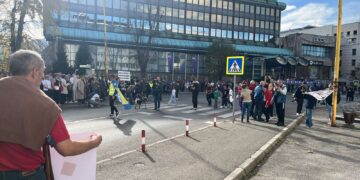 Građani Tuzle šalju jasne poruke sa skupa: “Ko nam štiti djecu, ako sistem štiti zločince”