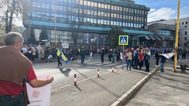 Građani Tuzle šalju jasne poruke sa skupa: “Ko nam štiti djecu, ako sistem štiti zločince”