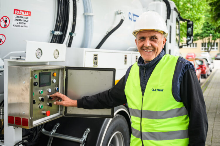 Novo specijalizirano vozilo za održavanje kanalizacione mreže stiglo u Ilijaš (FOTO)